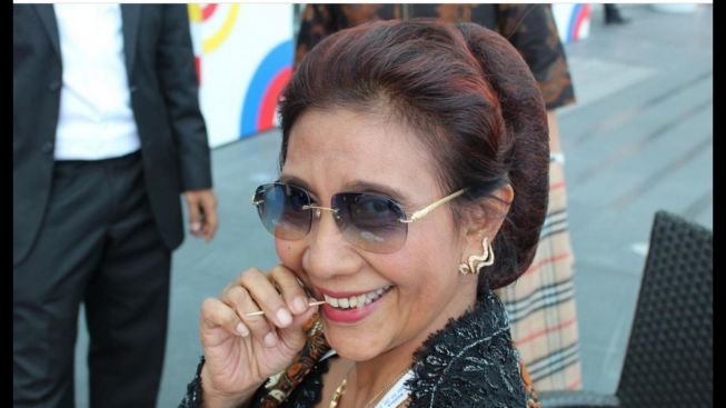 Gak Nyangka! Viral Mantan Menteri Susi Pudjiastuti sampai Minta Rokok ke Warga di Jalanan