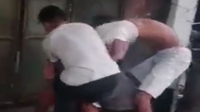 VIRAL, Beredar Video Dua Pria Keroyok Satpam di Bali, Netizen Geram Pembuat Video hanya Tertawa