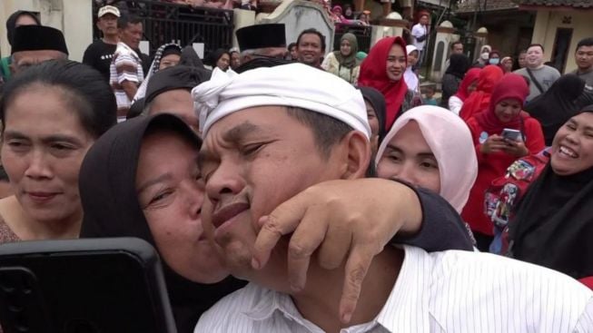 Begini Penampakan Kecupan Emak-emak yang Gemes dengan Kang Dedi