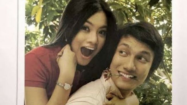 Hempas Pelakor, Titi Kamal Pamer Foto Lawas Bareng Suami Bikin Netizen Gemas