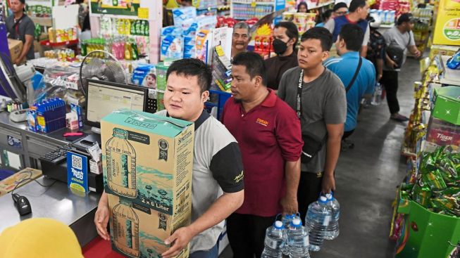 Viral Warga Malaysia Panic Buying Borong Air Minum, Ternyata Ini Penyebabnya
