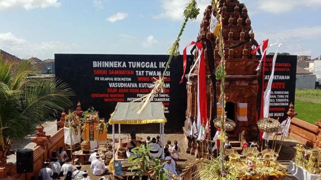 Melaspas Rumah Kebangsaan Satyam Eva Jayate Dengan Tirta dari 45 Pura dan Mata Air Seantero Nusantara