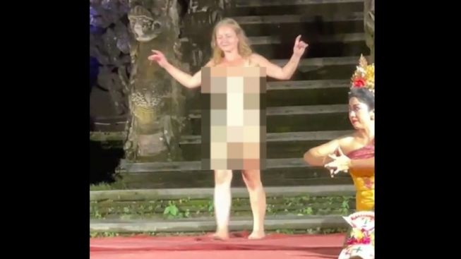 Bule Cantik Bugil di Bali karena Bokek, Pihak Penyelenggara Bikin Upacara Mohon Maaf