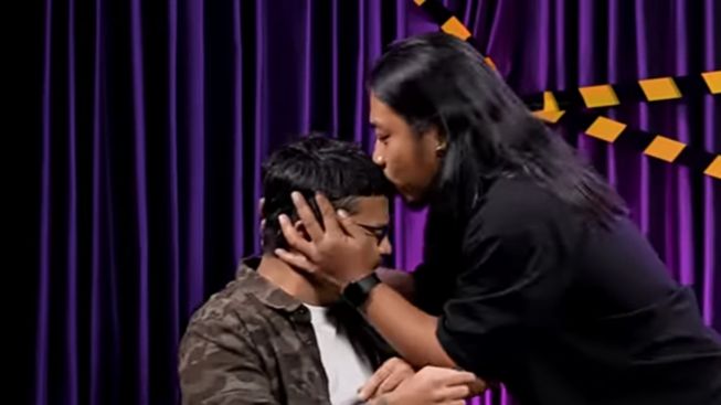 Bikin Ngakak! Pras Teguh Cium Coki Pardede, 'Genggamannya Hangat'