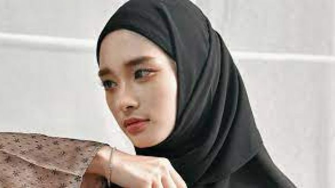 Kerap Unggah Foto Selfie, Inara Rusli Malah Dirujak Netizen, Lhoh Ada Apa?