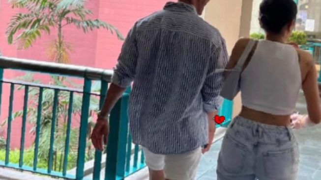 Belum Lama Cerai dengan Antonio Dedola, Nikita Mirzani Terlihat Gandeng Bule Lagi, Pacar Baru?