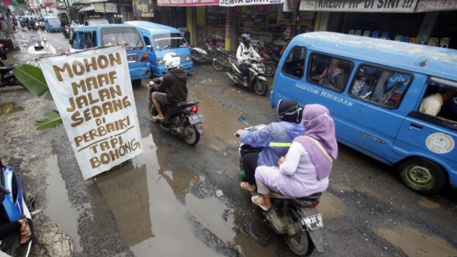 Banyak Keluhan, di Bawah Ridwan Kamil Jalan Rusak di Jawa Barat Setara 4 Kali Panjang Jalan Daendels