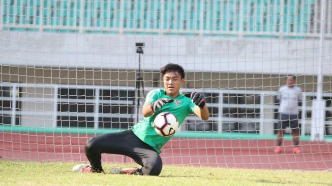 Raih Prestasi di SEA Games 2023 hingga  Beasiswa S2, Pelatih Dewa United Ucapkan Ini ke Ernando Ari