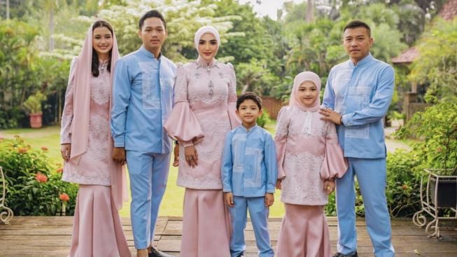 Sarah Menzel Pakai Kerudung Di Acara Gender Reveal Anak Aurel Hermansyah, Hubungannya dengan Azriel Jadi Gunjingan