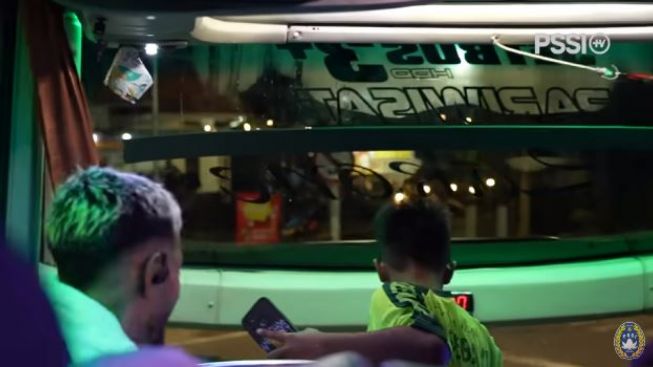 Gokil! Ada Bocil Nyasar Masuk Bus Timnas Indonesia Sukses Bikin Ngakak