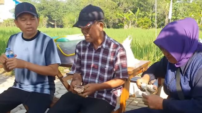 Kang Dedi Puji Kesetiaan Penjual Sate Kulit