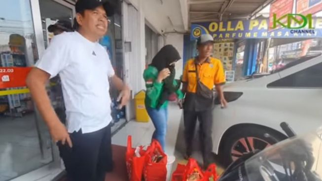 Tunggu Ojol Cantik, Kang Dedi Bantu Tukang Parkir