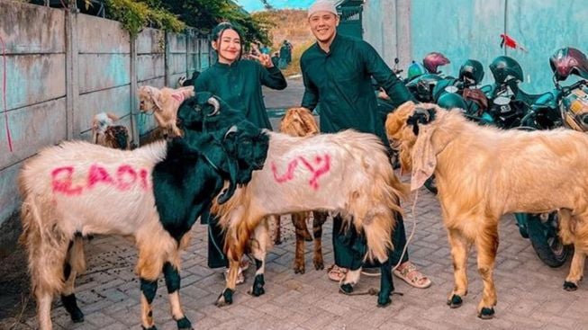 Via Vallen Bandingkan Kurban Kambing dengan Sapi Bikin Warganet Geram: Bilang Aja Gak Mampu