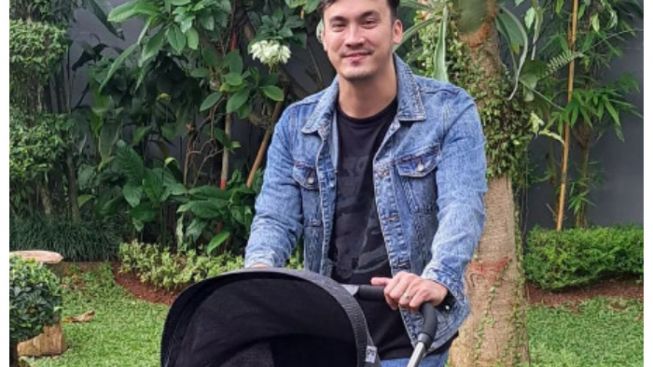 Akui Kesalahannya, Rendy Kjaernett Sampaikan Maaf dengan Bersujud di Depan Anak-Anaknya