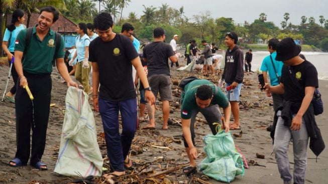 Hari Kelautan Nasional, Jegeg Bagus Gianyar Bersihkan Pantai Saba dan Pantai Pering