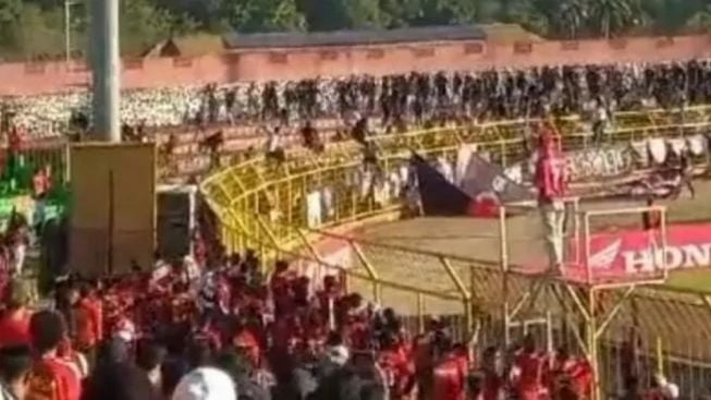 Manajemen PSM Makassar Buka Suara Usai Bentrok Antar Suporter Makan Korban Saat Kontra Dewa United