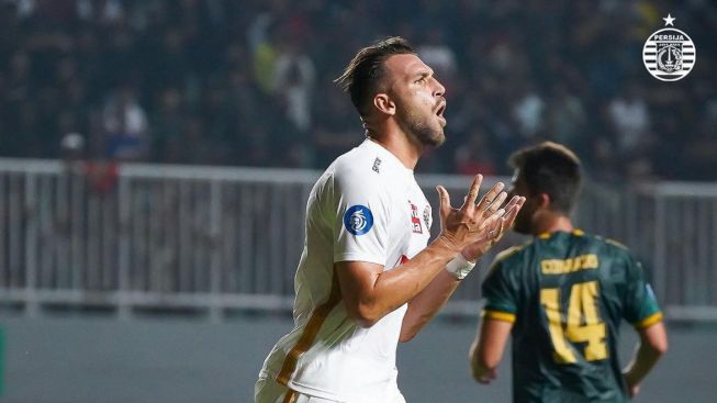 Thomas Doll Pasang Badan Bela Marko Simic Soal Tendangan 'Luar Angkasa' yang Jadi Sorotan
