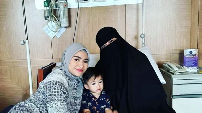 Viral Nathalie Holscher Unggah Video Tak Berhijab, Umi Pipik Buka Suara, Ada Kekecewaan?