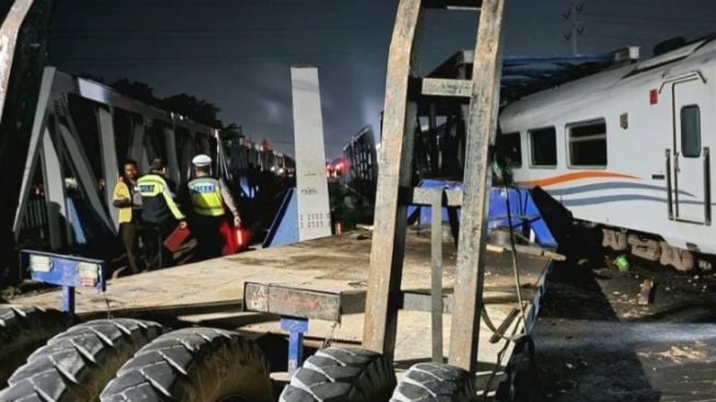 Sempat Terjadi Ledakan, Begini Kronologis Kereta Api Brantas Tabrak Truk Trailer di Perlintasan Madukoro Semarang