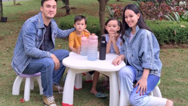 Benarkah Hubungan Rumah Tangga Rendy Kjaernett dan Lady Nayoan Bisa Kembali Membaik? Ini Tanggapan Ahli Tarot