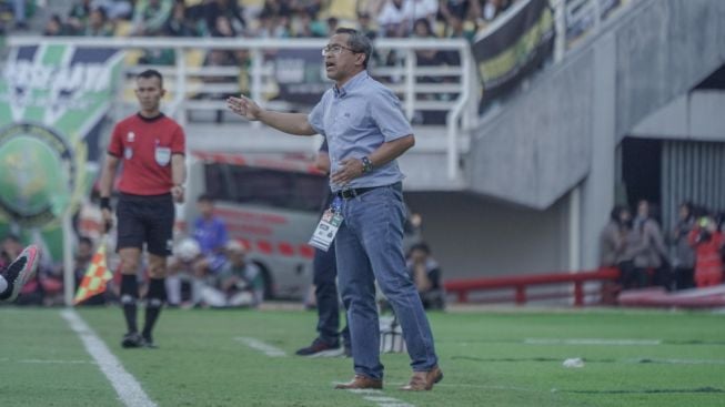 Tak Puas Performa Tim, Manajemen Persebaya Evaluasi Tim Pelatih Posisi Aji Santoso Terancam?