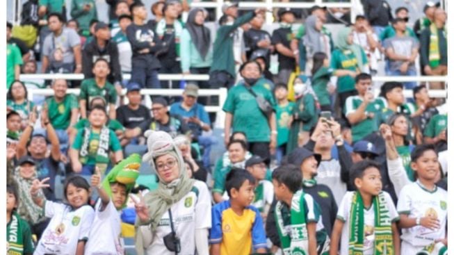 Butuh Dukungan Bonek, Persebaya Surabaya Bikin Tribun Keluarga di Stadion