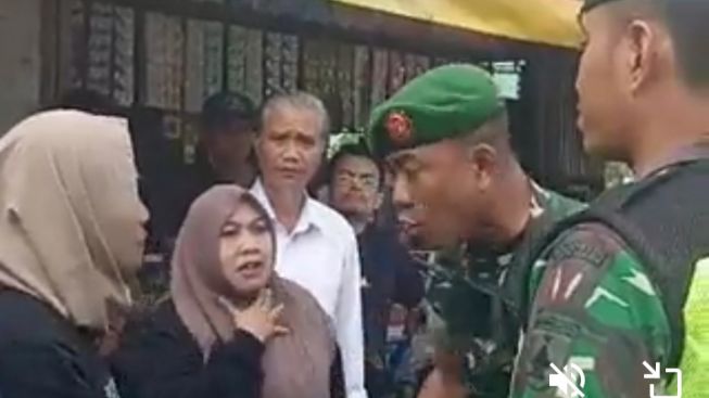 Dihadadang Aparat, Viral Video Ibu Korban Tragedi Kanjuruhan Dibentak Usai Hendak Kibarkan Spanduk