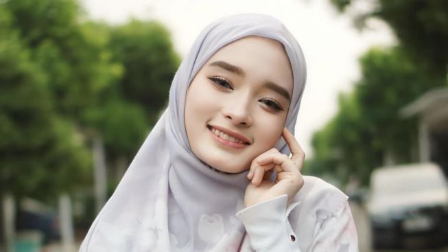 Inara Rusli Kena Hujat Gegara Pose Duduk Di Atas Meja