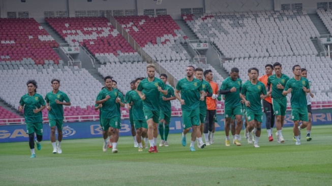 Punya Memori Manis di SUGBK, Aji Santoso Minta Pemain Persebaya Bermain Happy