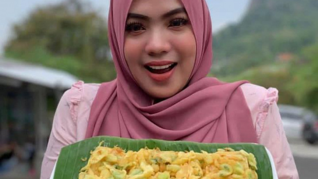 Dikira Syahrini, Inilah Sosok Cantik Penjual Mendoan Amba Suci Sotang dari Kebumen yang Viral