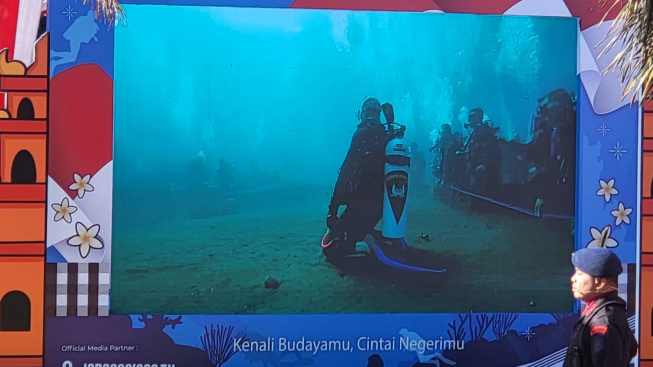 Agustusan, Kemendikbudristek Ajak Komunitas Selam Bali Kibarkan Merah Putih di Bawah Laut