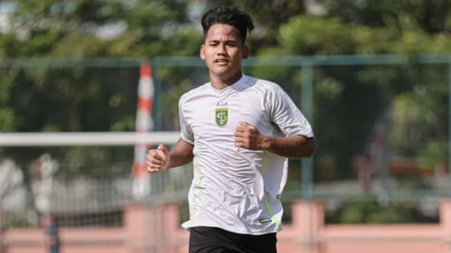 CEO Persebaya Jenguk Toni Firmansyah yang Alami Cedera, Bonek Justru Gagal Fokus ke Hal Ini