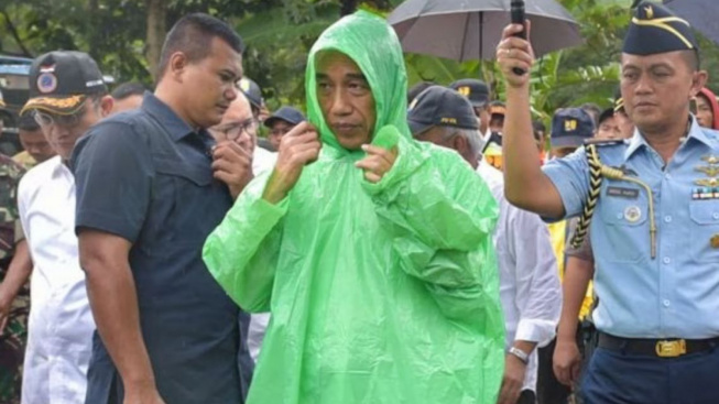 Masih WORK? Ketik Monyet Pakai Jas Hujan Hijau yang Muncul Kok Pak Jokowi