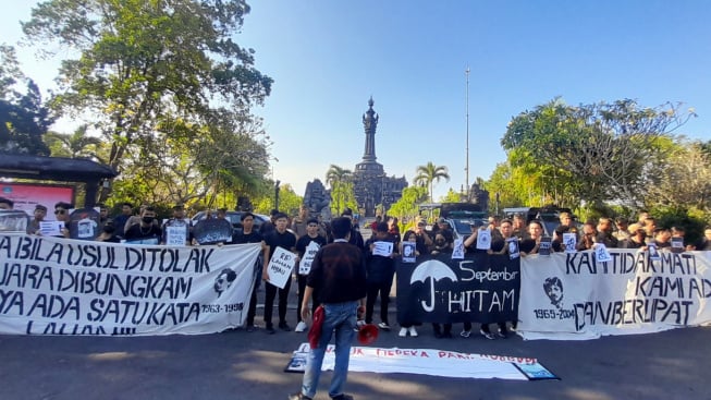 September Hitam! BEM Unud Bali Beri Jokowi Raport Merah