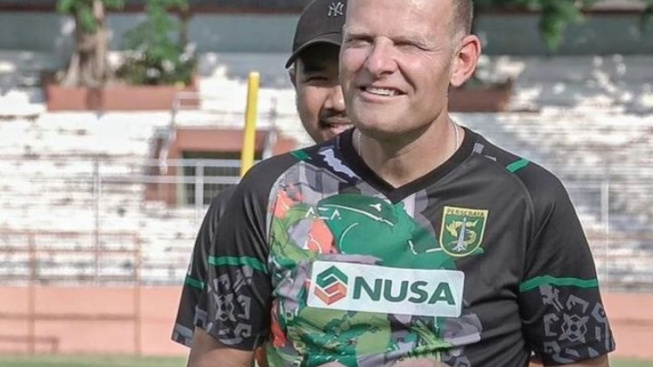 The Power of Bonek! Followers Josep Gombau Naik Tajam Usai Resmi Tukangi Persebaya Surabaya