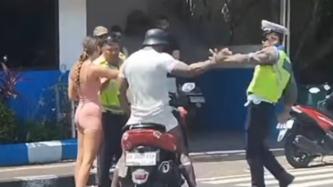 Viral! Aksi Bule Mendorong Polisi di Bali saat Ditilang karena Tidak Memakai Helm, Warganet Geram