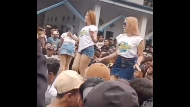 Viral 3 Wanita Seksi Joget Pargoy di Pinggir Masjid Dihadiri Lautan Manusia