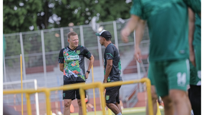 Izin dari Erick Thohir Memastikan Derby Jatim di GBT, Josep Gombau Siapkan Persebaya untuk Taklukkan Arema FC