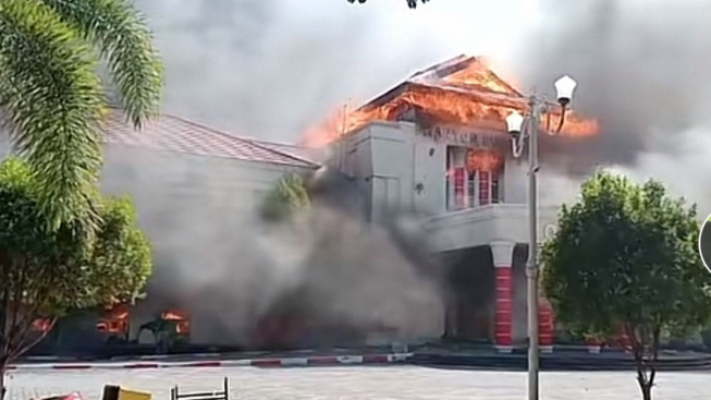 Ditanya Sertifikat Lahan Tambang, Massa Emosi dan Bakar Kantor Bupati Pohuwato