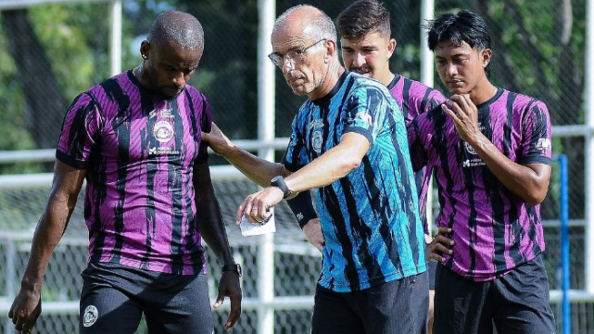 Sebut Bonek Sebagai Contoh, Pelatih Arema FC Fernando Valente Senang Ada Perkembangan Bagus Soal Rivalitas Sehat Usai Derby Jatim