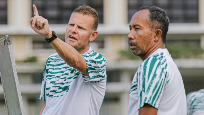 Tegas, Pelatih Persebaya Sebut Tindakan Kasar Catur Pamungkas ke Pemain Dewa United sebagai Kesalahan