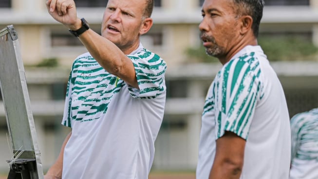 Dihajar Persik Kediri, Bonek Bandingkan Josep Gombau dengan Uston Nawawi, Belum Move On?