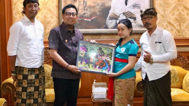 Ubah Sampah Plastik Jadi Seni Bernilai Ekonomi, Sanggar Seni Lukis Jepun Putih Dapat Apresiasi Pemkot Denpasar