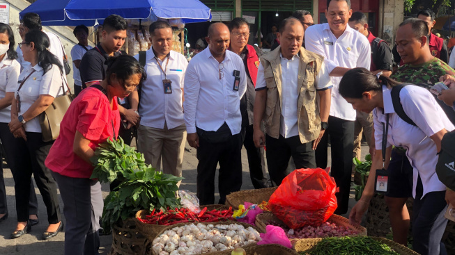 Tim Gabungan Cek Harga 10 Bahan Pokok di Pasar Badung dan Kreneng