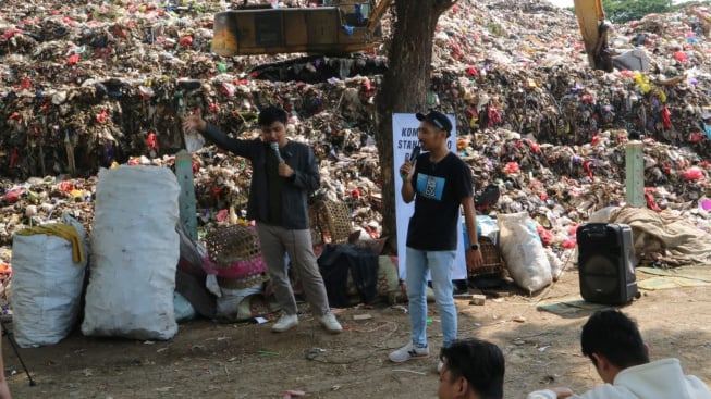 Stand Up Komedi di TPA Mrican, Pemuda Ponorogo Kritik Kinerja Pemerintah