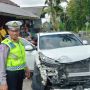 Tabrakan Mobil Mitsubishi Colt Pick Up dan Honda CRV Hingga Ringsek di Tabanan