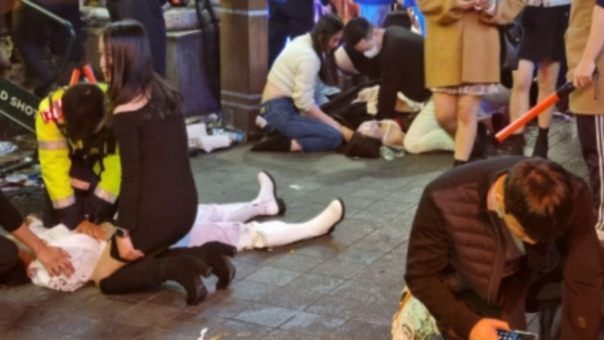 Korban ditengah-tengah kerumunan massa [n.news.naver.com]