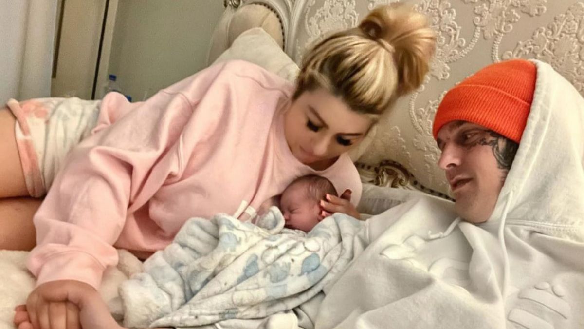 Aaron Carter bersama Melanie Martin dan anak mereka Prince [Instagram/aaroncarter]