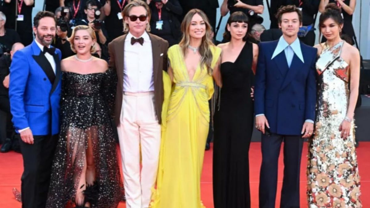 Olivia Wilde (berbaju kuning), Harry Styles (nomor dua dari kiri) bersama jajaran pemain lainnya di Festival Film Venice (05/09/2022) [Stephane Cardinale-Corbis/Getty)]