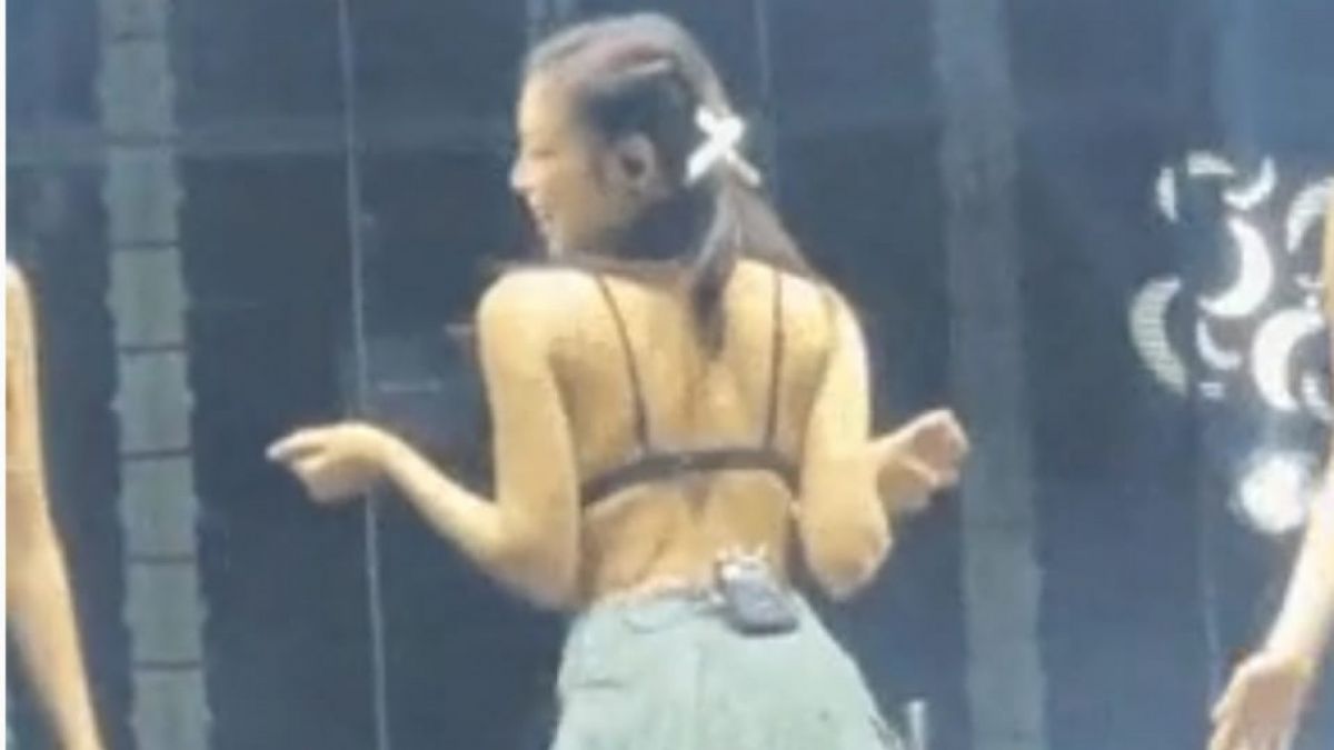 Outfit Jennie saat konser yang disebut-sebut mirip bra [Allkpop]